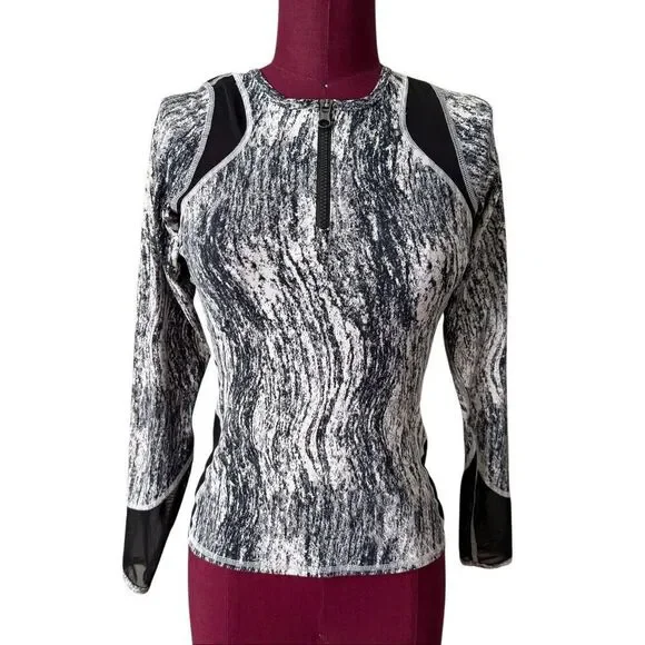 Lululemon Water: Sun Runner 1/2 ZipTexture Twist White Black - Picture 3 of 10